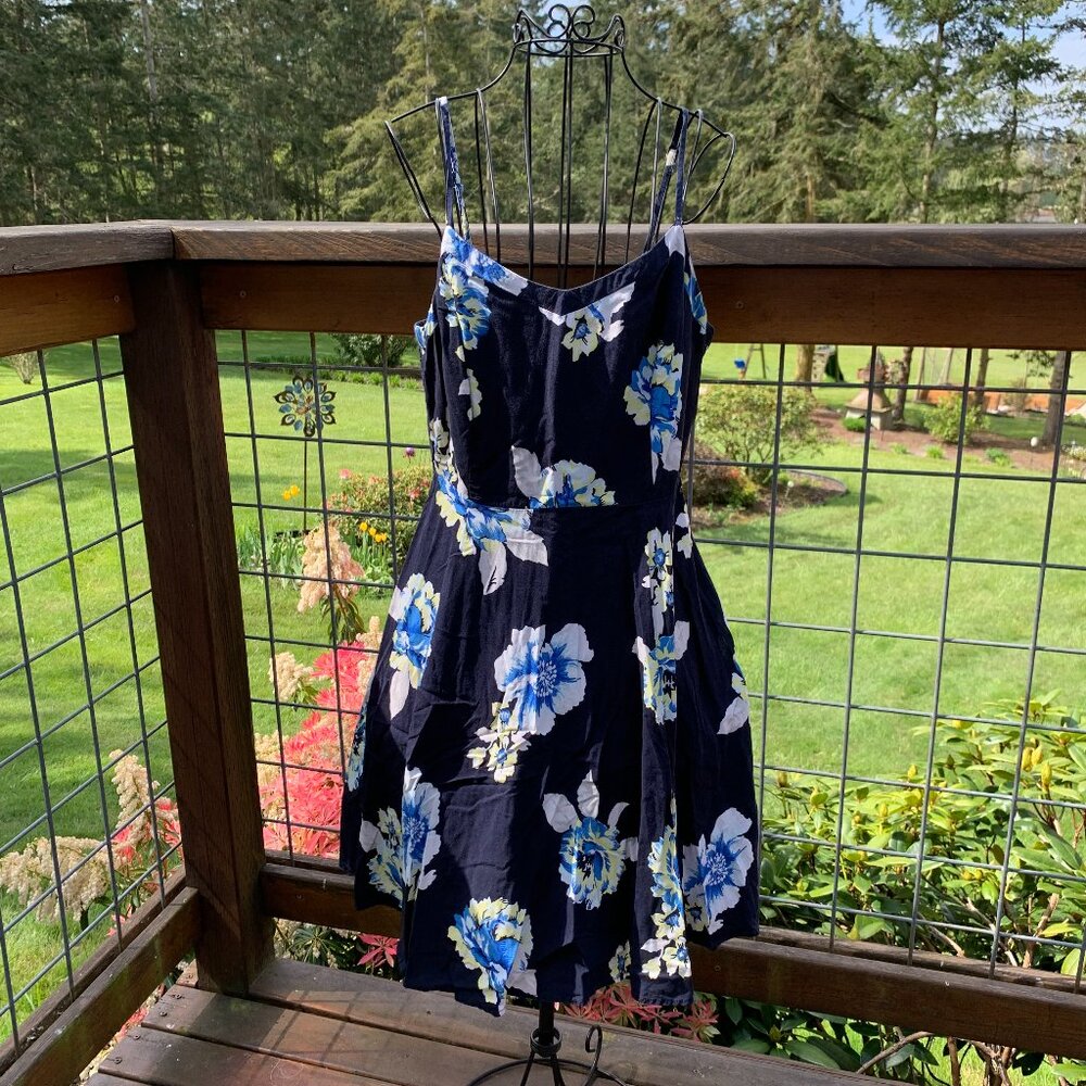 Old Navy Women's size Medium Navy Blue Floral Spaghetti Strap Mini Dress